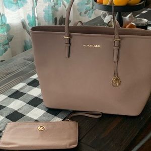 Michael kors wrestler and large tote style purse